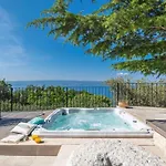 Luxurious Retreat In Villa Jesenice (Split-Dalmatia)