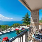 Villa Luxurious Retreat In *