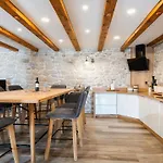 Luxurious Retreat In Jesenice (Split-Dalmatia)