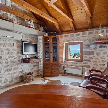 Luxurious Retreat In Jesenice (Split-Dalmatia)